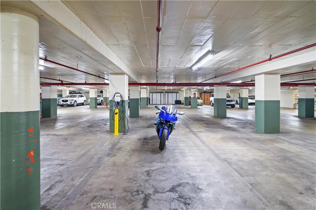 7250 Franklin Avenue, Unit 406 Los Angeles, CA 90046 - Photo 30 of 34 EV chargers