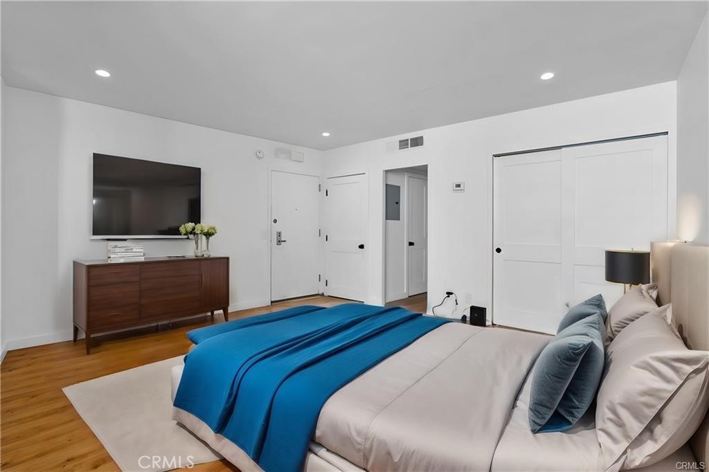 7250 Franklin Avenue, Unit 406 Los Angeles, CA 90046 - Photo 7 of 34 Virtually Staged Bedoom
