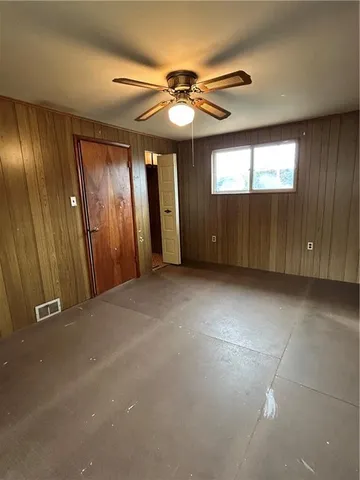 a view of an empty room with a ceiling fan