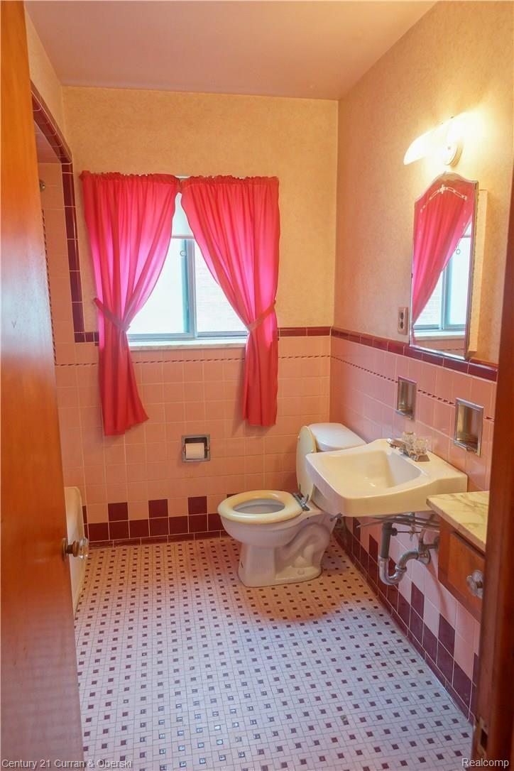 7644 Miller Road Dearborn, MI 48126 - Photo 5 of 33 09 - bathroom.jpg