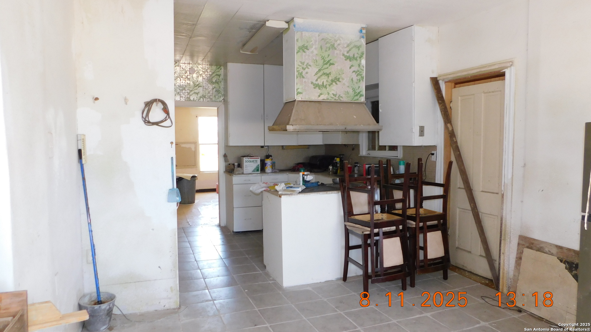 11620 Highway 16 Poteet, TX 78065 - Photo 26 of 38 a room with cabinets and a table