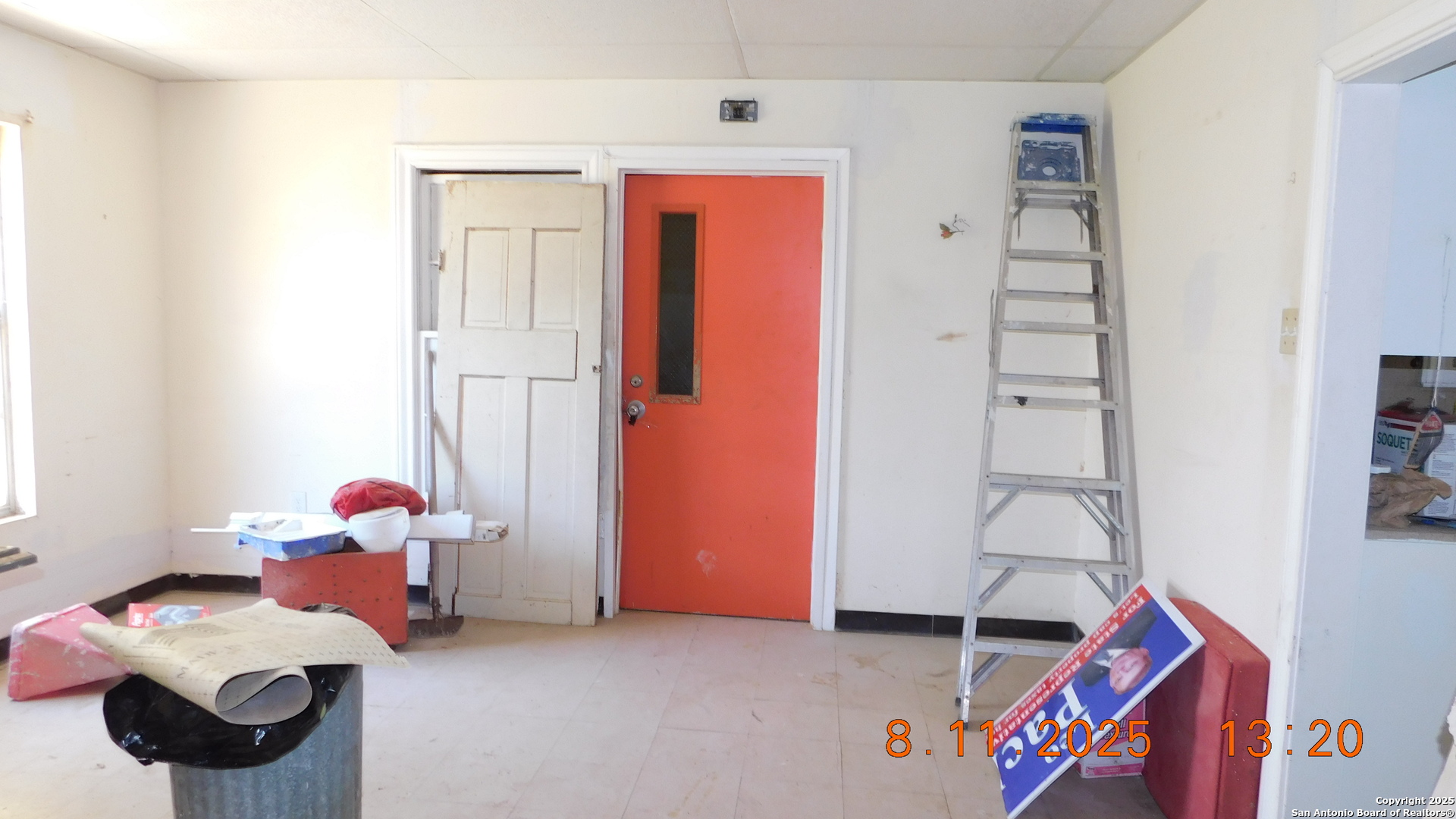 11620 Highway 16 Poteet, TX 78065 - Photo 36 of 38 a bedroom with a bed and a window