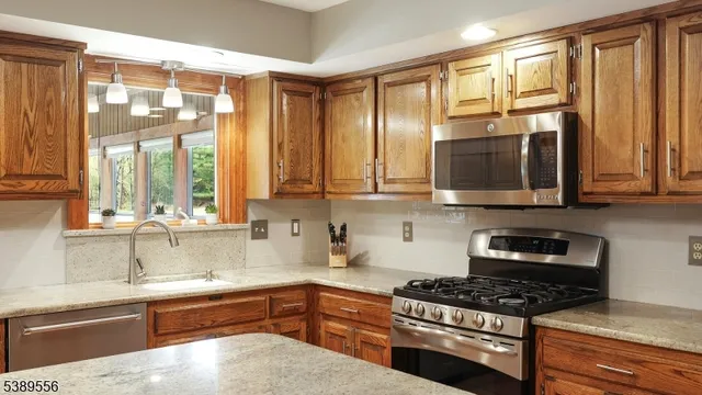 $885,000 | 4 Chamberlain Road, Flemington, NJ 08822