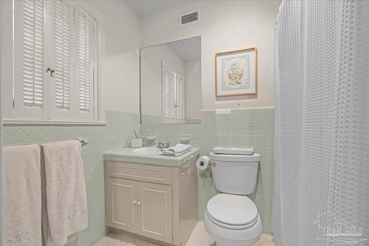 3361 Palermo Road Pensacola, FL 32503 - Photo 42 of 50 a bathroom with a toilet a sink and a window
