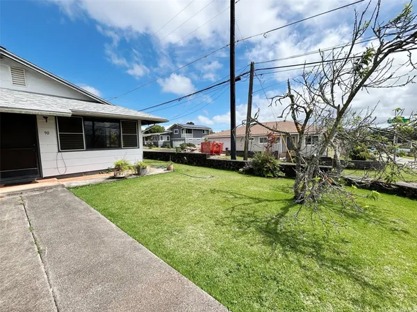a view of a house with backyard and a tree