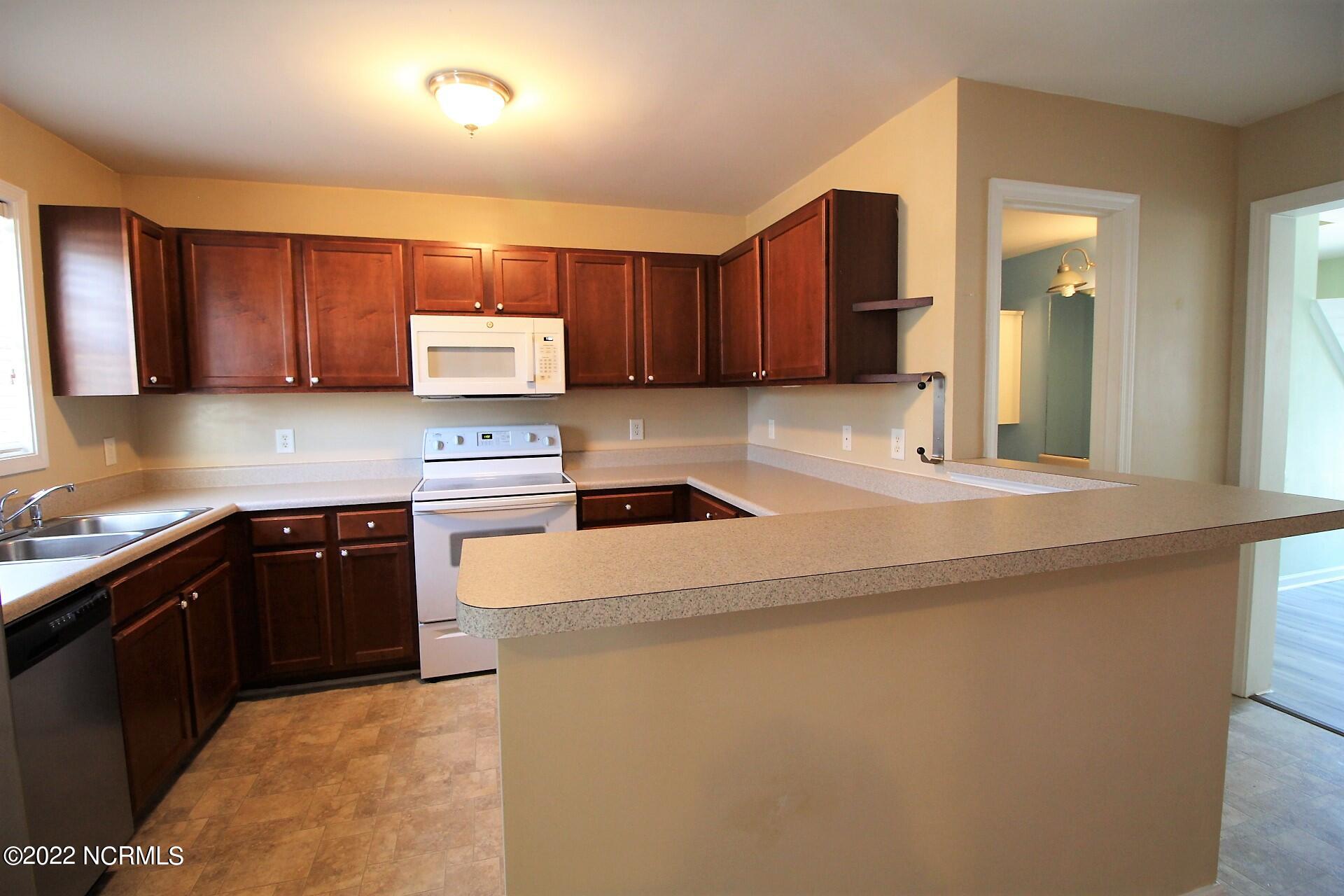 143 Apache Trail Havelock, NC 28532 - Photo 14 of 27 Breakfast bar