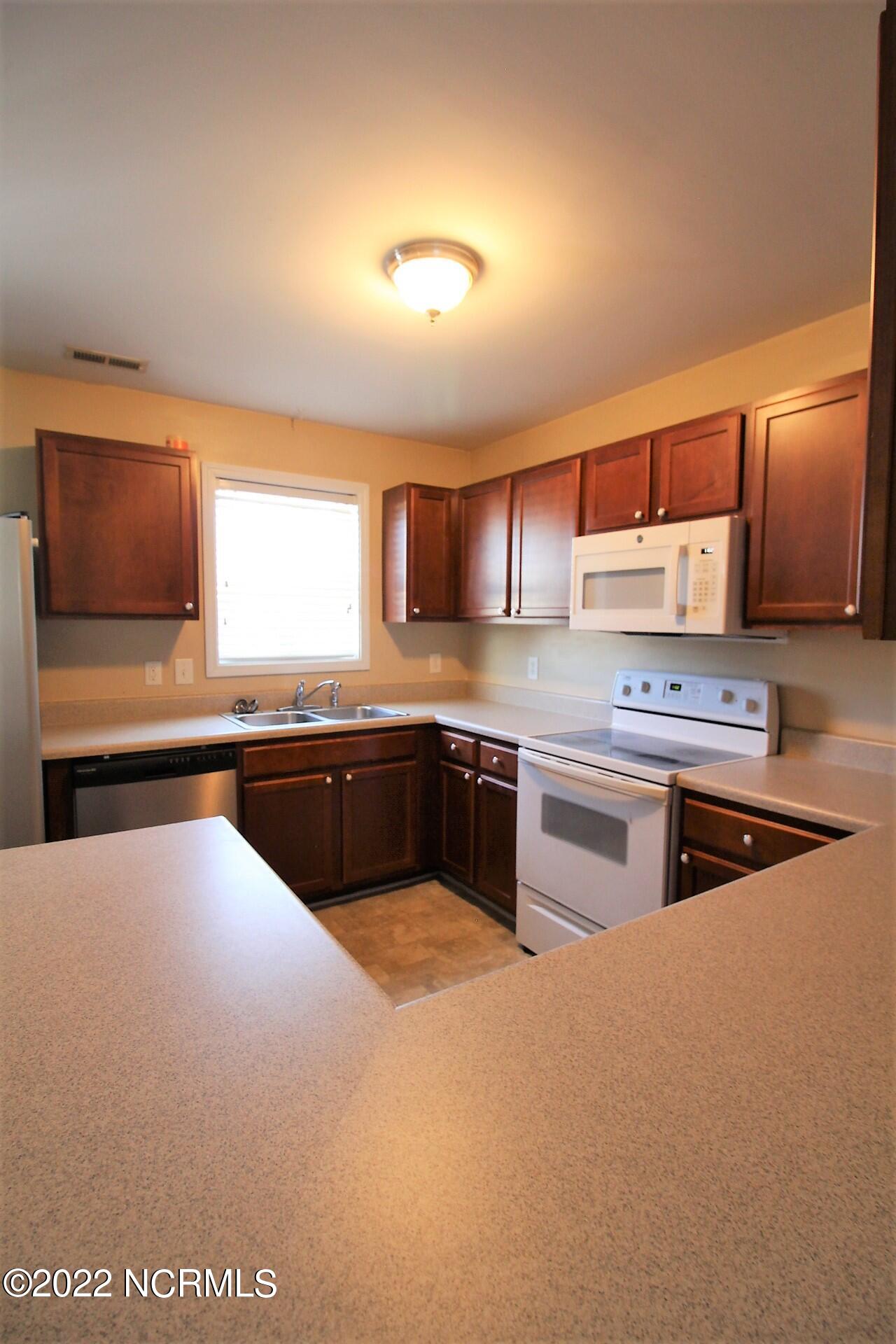 143 Apache Trail Havelock, NC 28532 - Photo 7 of 27 Kitchen
