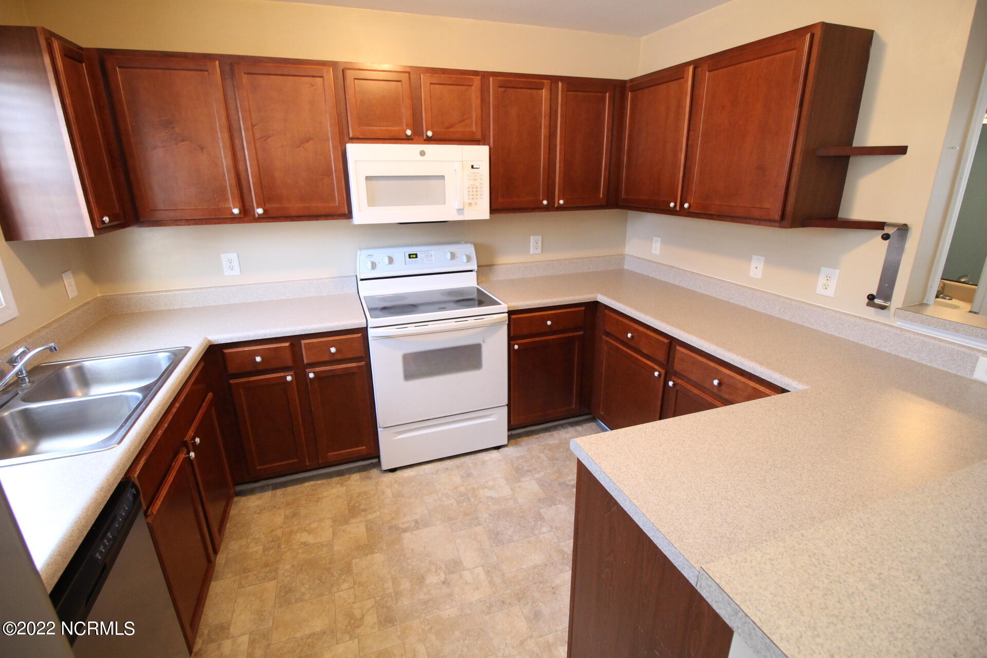 143 Apache Trail Havelock, NC 28532 - Photo 10 of 27 Built in microwave