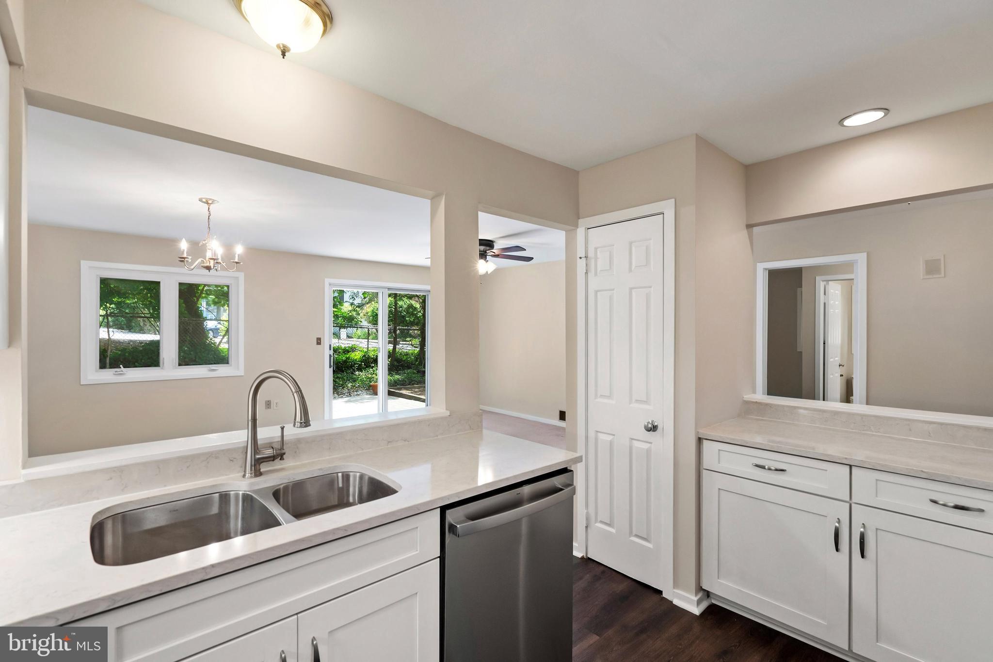 31 Academy Court Pennington, NJ 08534 - Photo 2 of 26