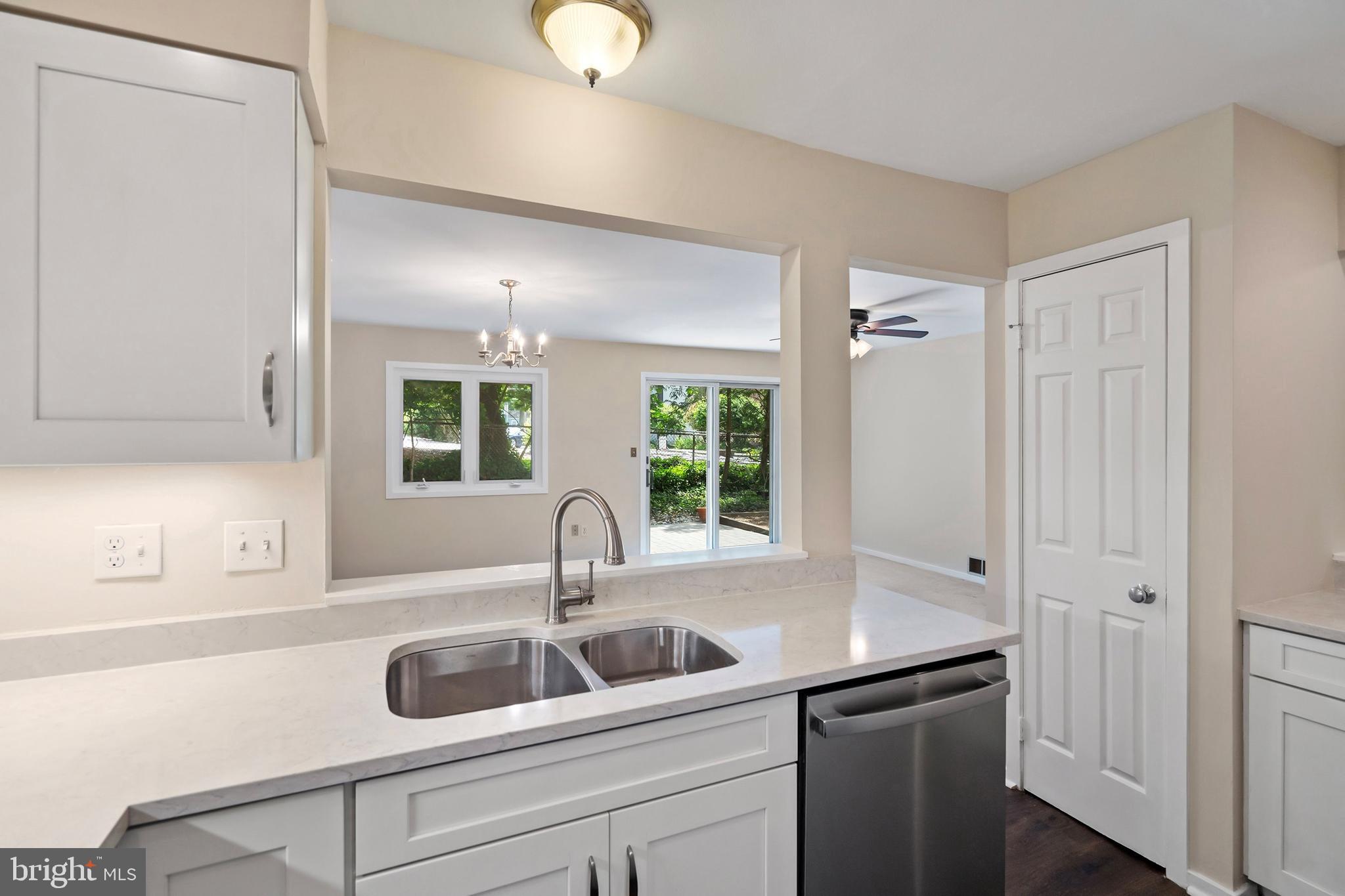 31 Academy Court Pennington, NJ 08534 - Photo 3 of 26