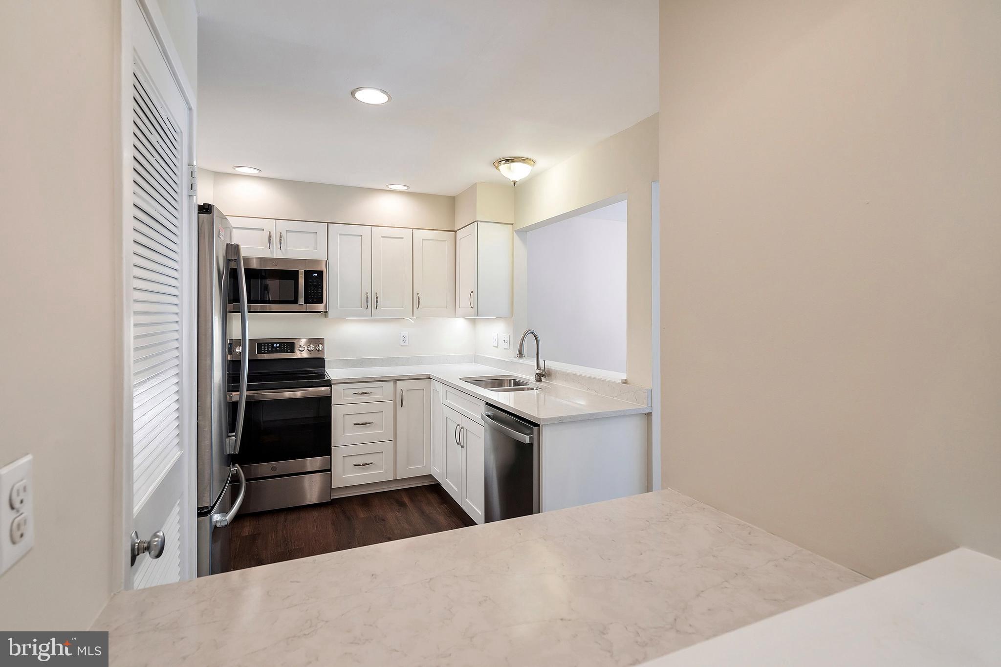 31 Academy Court Pennington, NJ 08534 - Photo 4 of 26