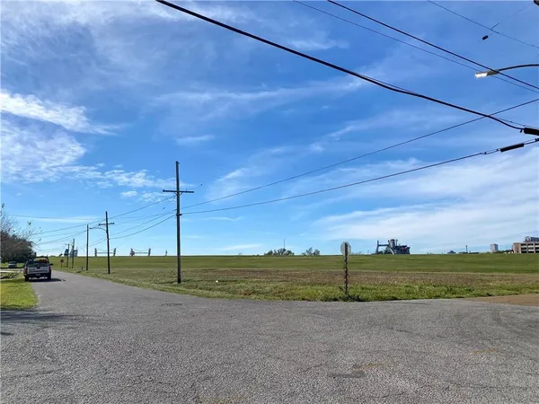 $1,200 | 4801 Dauphine Street, Unit B, New Orleans, LA 70117