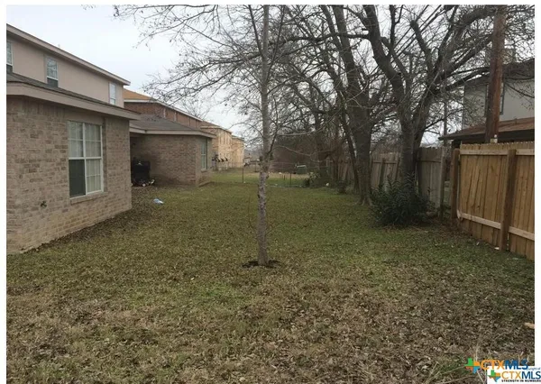 a view of a backyard