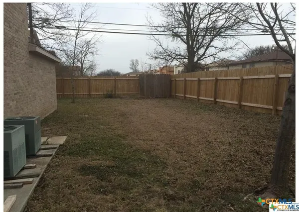 a view of a backyard