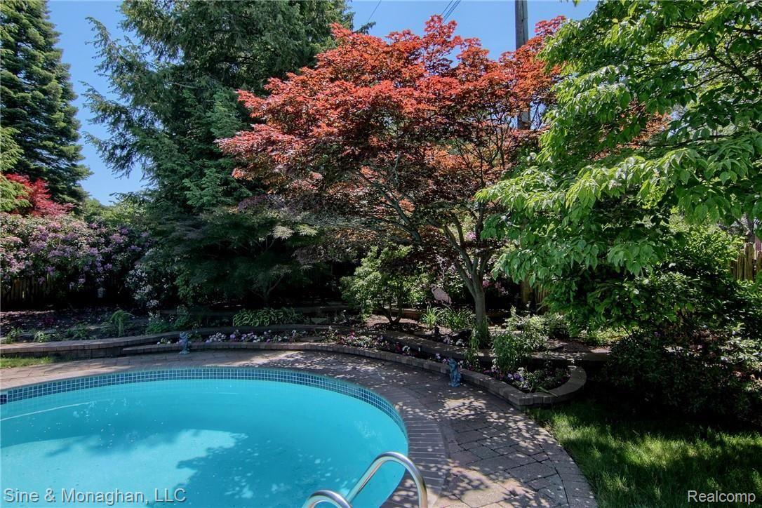 245 Vendome Road Grosse Pointe, MI 48236 - Photo 40 of 42 46-Landscapping.jpg