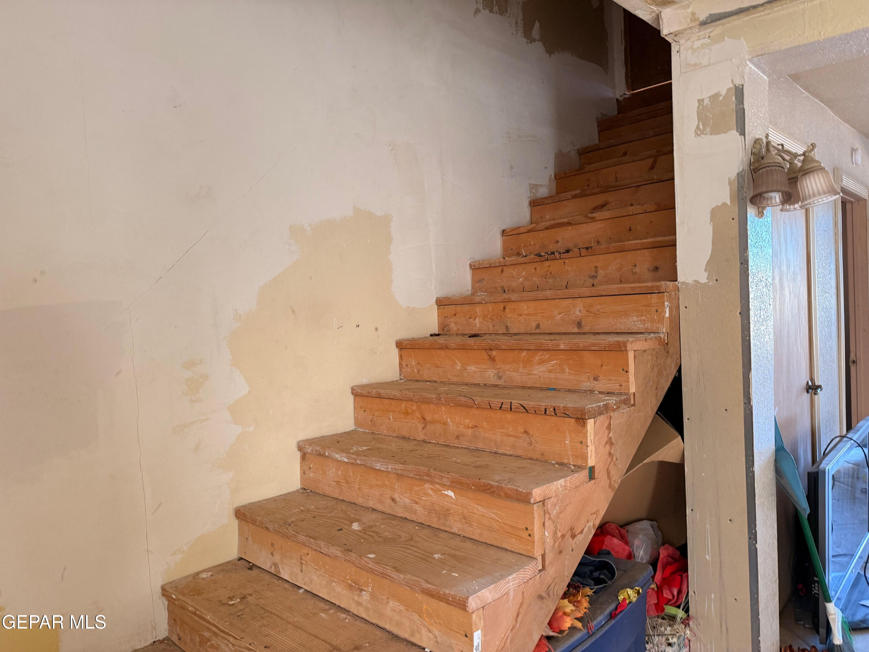 15088 Rancho Del Sur Drive El Paso, TX 79938 - Photo 8 of 8 stairs