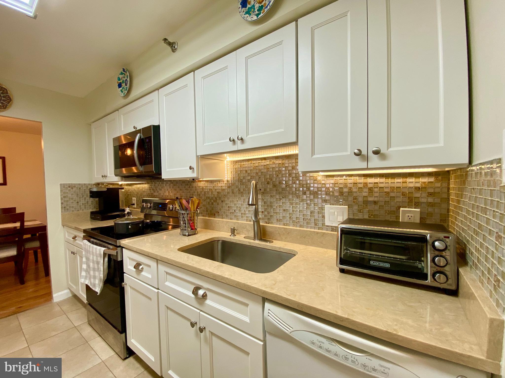 1301 North Courthouse Road, Unit 812 Arlington, VA 22201 - Photo 6 of 44 Kitchen with excellent cabinet space