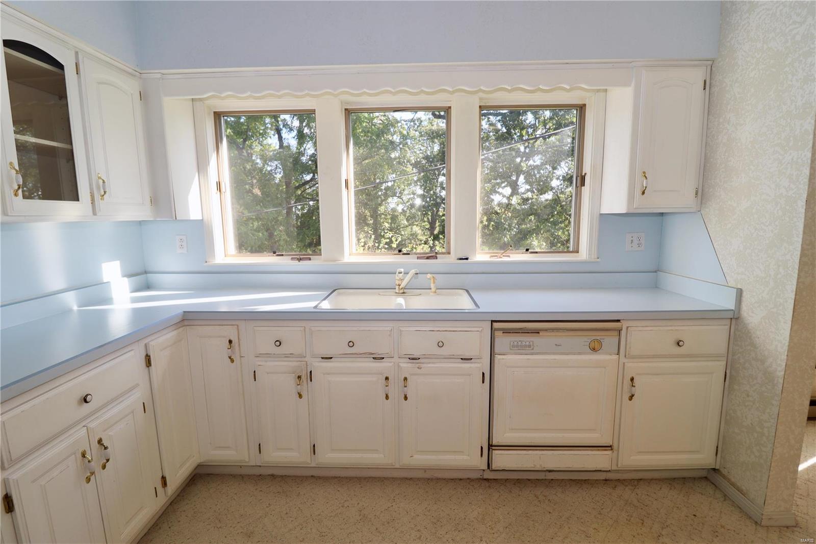 33475 Highway 5 Lebanon, MO 65536 - Photo 11 of 48