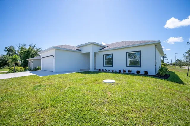 a view of a house with a yard