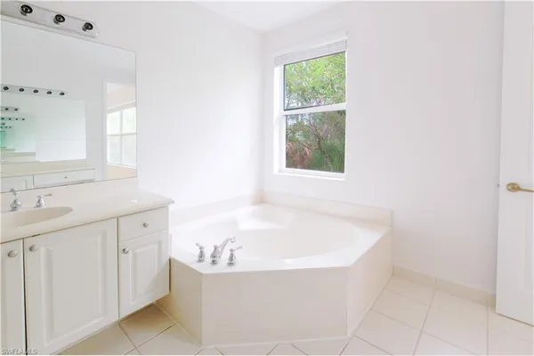 $3,000 | 1395 Mariposa Circle, Unit 104, Naples, FL 34105