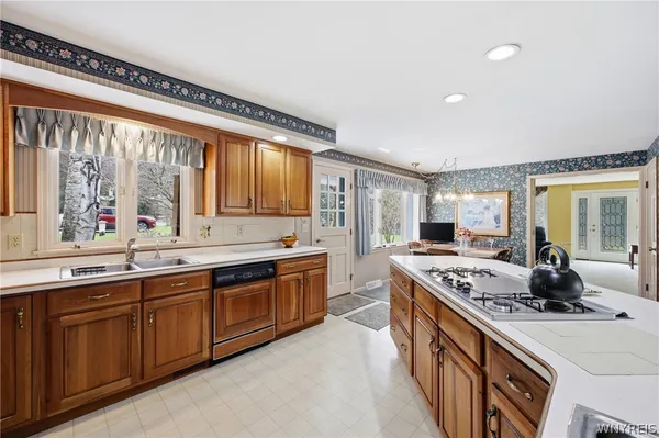 $349,900 | 9832 East Holland Road, Holland, NY 14080