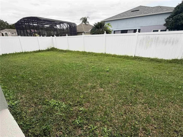 a view of a back yard