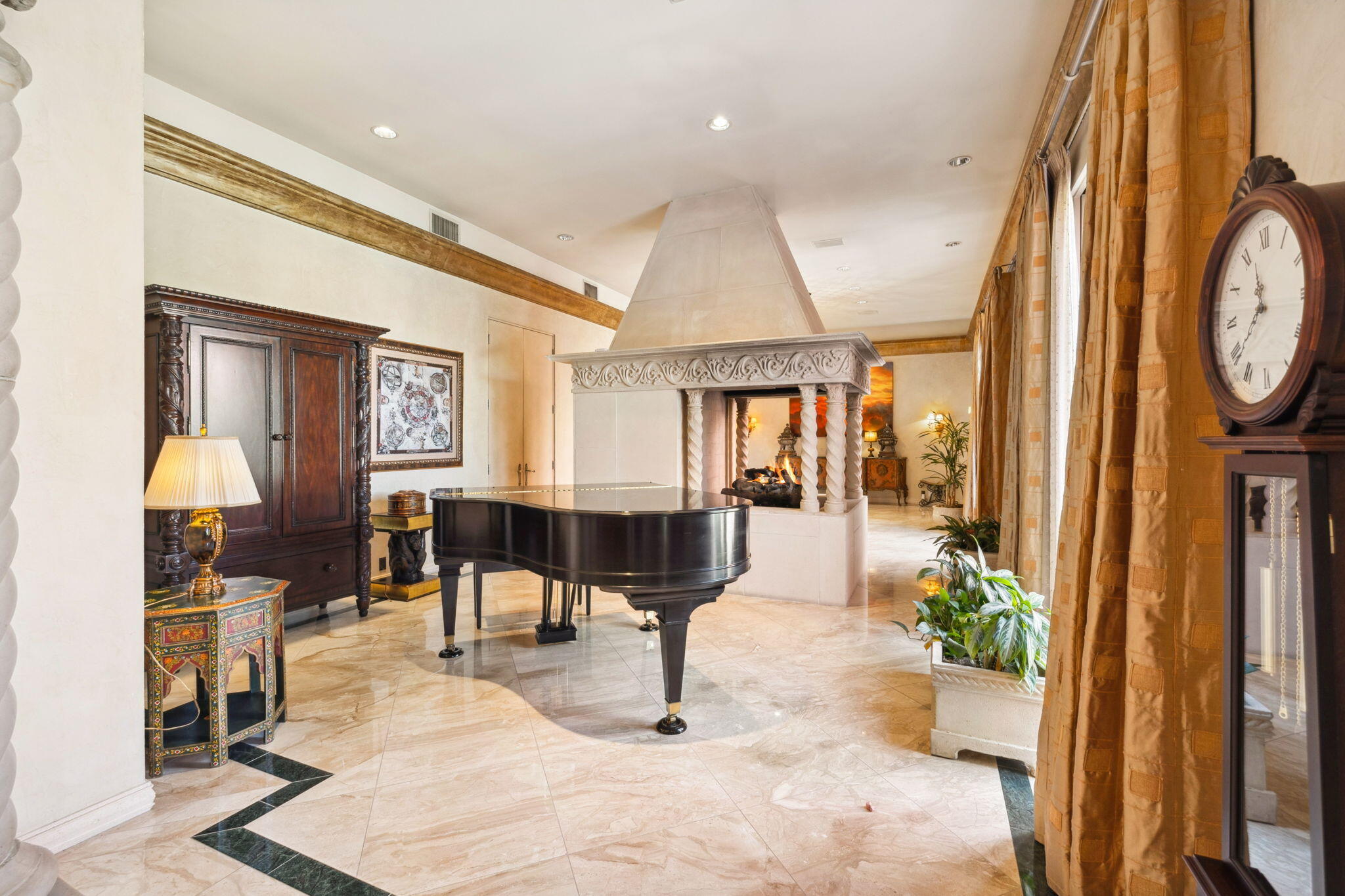 18 Vía Condotti Rancho Mirage, CA 92270 - Photo 28 of 69 a living room with furniture and a mirror