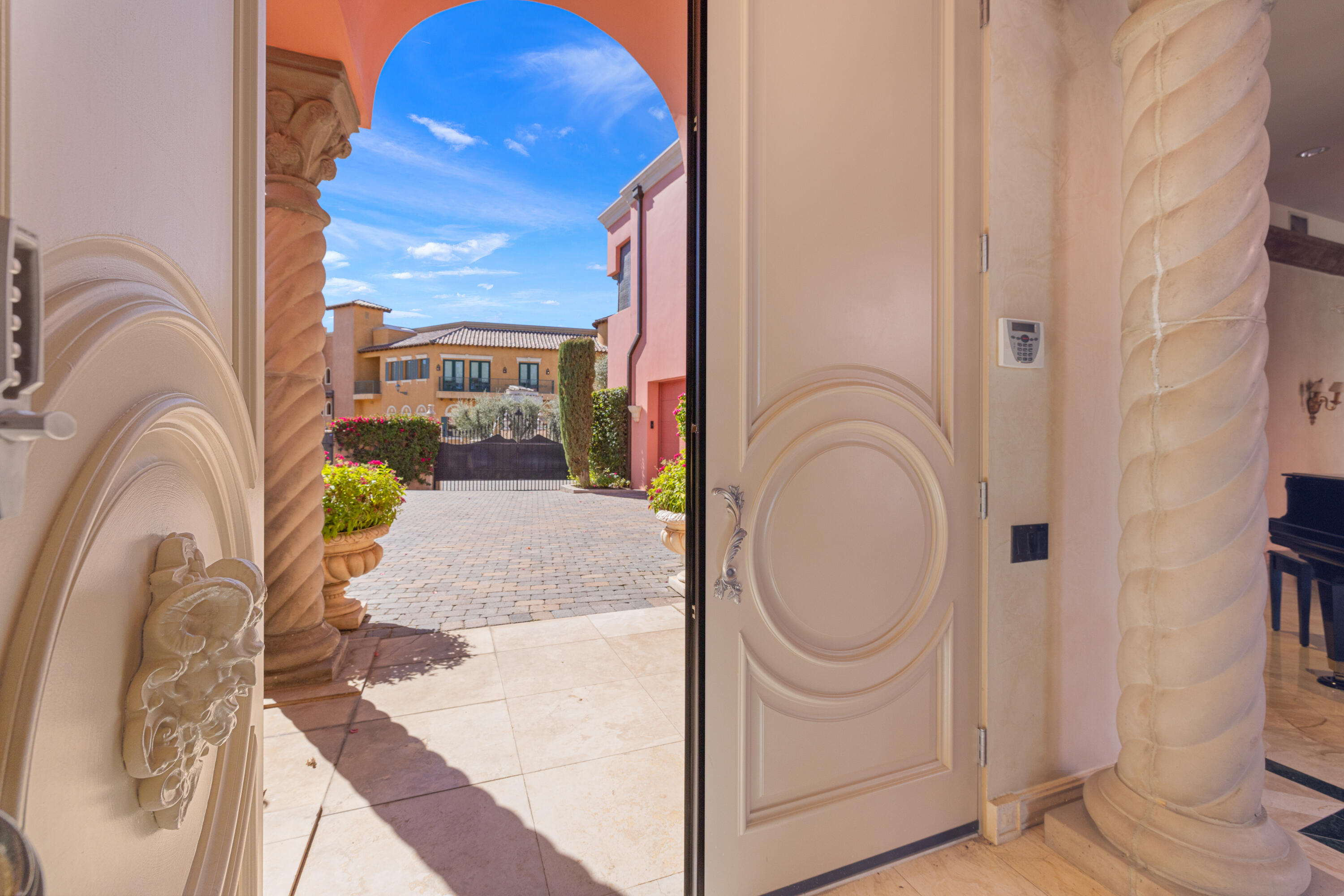 18 Vía Condotti Rancho Mirage, CA 92270 - Photo 4 of 79 a view of living room washer and dryer