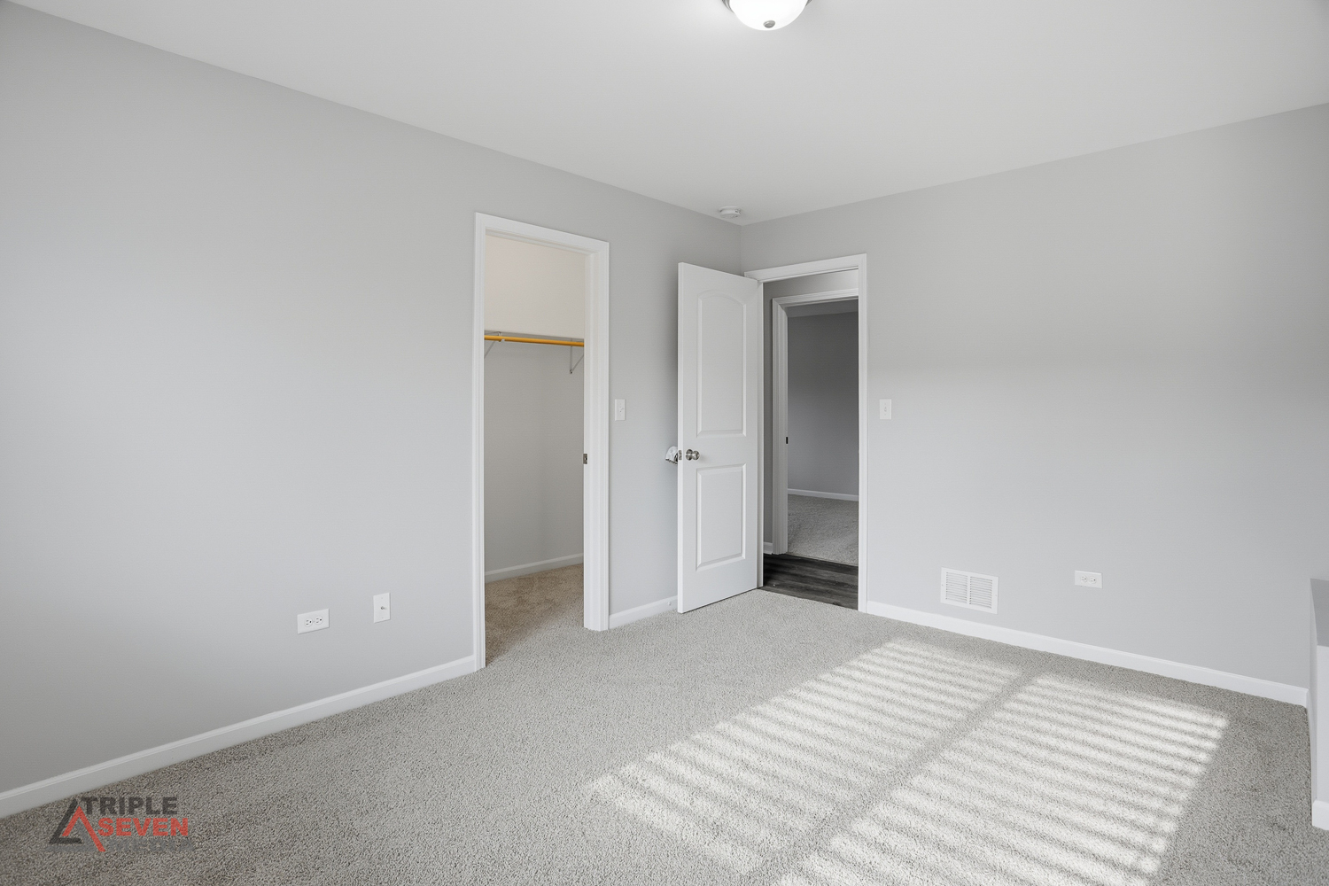 14528 Kolin Avenue Midlothian, IL 60445 - Photo 20 of 29 a view of a room with an empty space