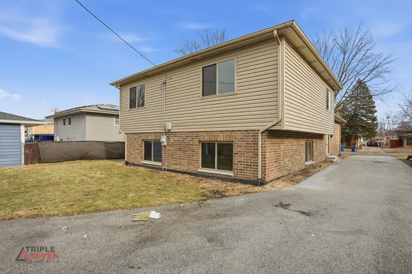 a view of a house with a backyard
