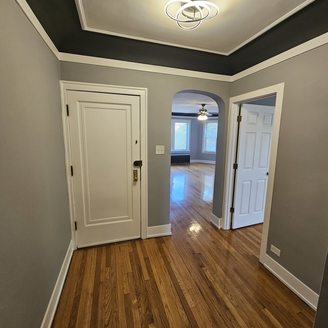 424 Wisconsin Avenue, Unit 3N Oak Park, IL 60302 - Photo 4 of 20 a view of a hallway with wooden floor
