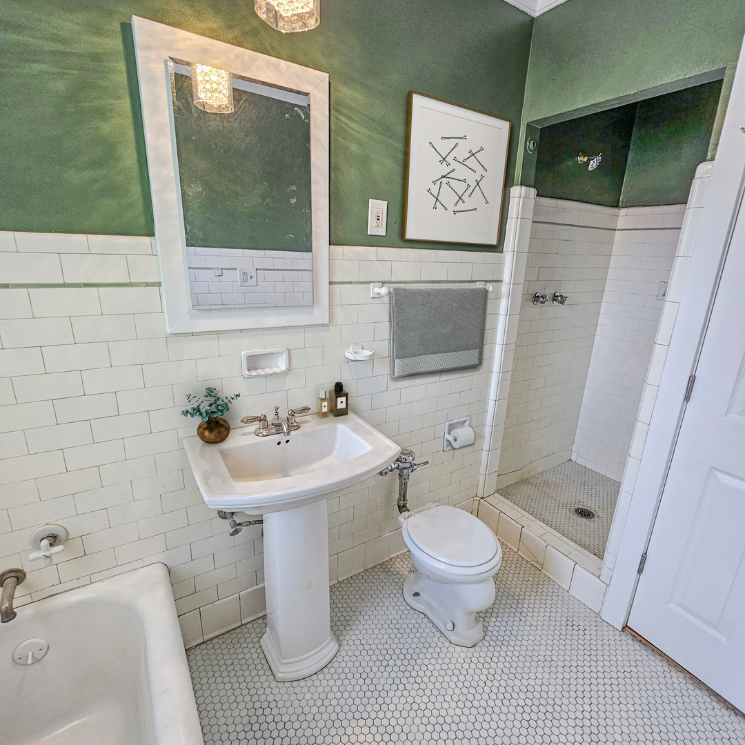 424 Wisconsin Avenue, Unit 3N Oak Park, IL 60302 - Photo 7 of 20 a bathroom with a sink toilet and shower