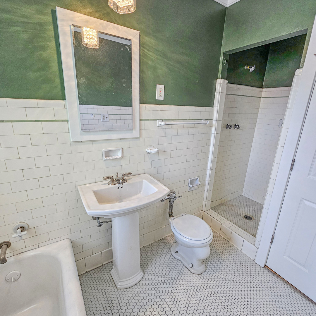 424 Wisconsin Avenue, Unit 3N Oak Park, IL 60302 - Photo 8 of 20 a bathroom with a sink toilet and shower