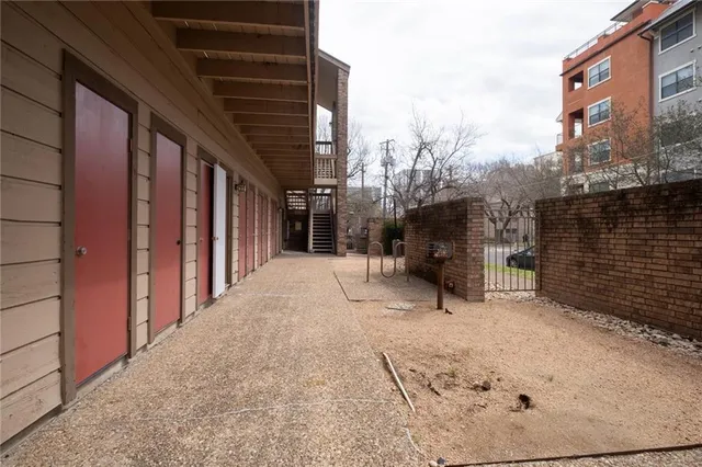 $1,300 | 2210 Pearl Street, Unit 205, Austin, TX 78705