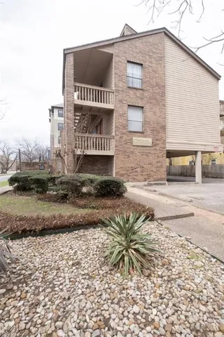 $1,300 | 2210 Pearl Street, Unit 205, Austin, TX 78705