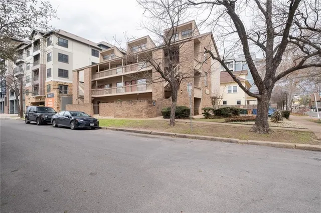 $1,300 | 2210 Pearl Street, Unit 205, Austin, TX 78705