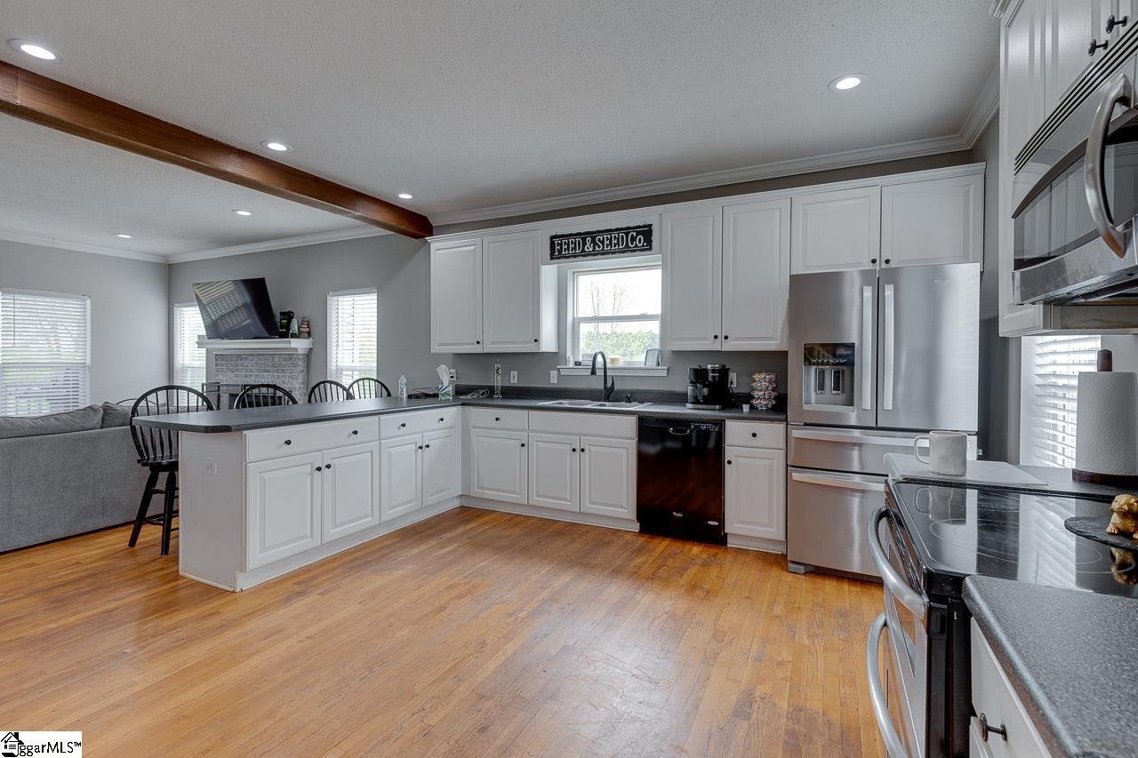 198 McCauley Rd Extension Travelers Rest, SC 29690 - Photo 3 of 36