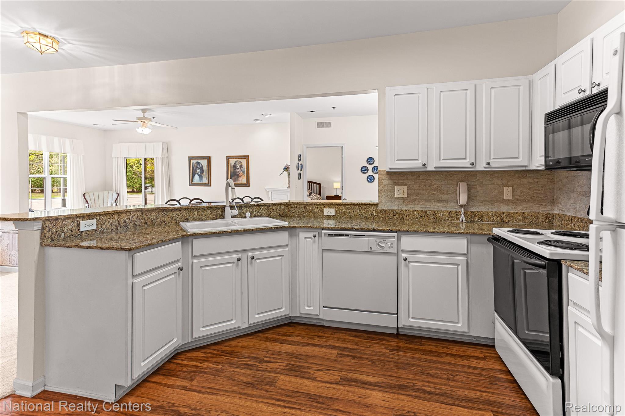 1637 Deepwood Circle Rochester, MI 48307 - Photo 13 of 34 IMG_4853.jpg
