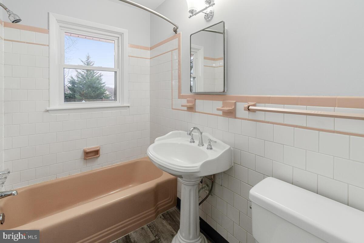 13003 Penn Shop Road Mount Airy, MD 21771 - Photo 14 of 22 Full Hall Bathroom