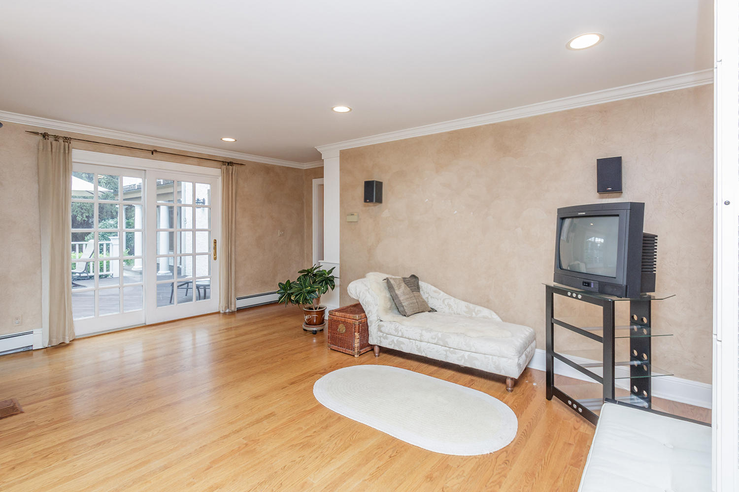 8 Abbey Road Darien, CT 06820 - Photo 16 of 39 a living room with furniture