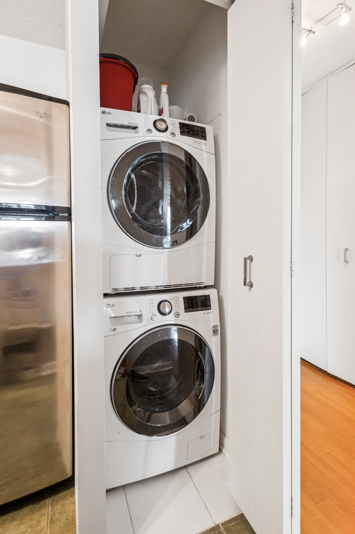 111 West Maple Street, Unit 1704 Chicago, IL 60610 - Photo 10 of 24 a utility room with dryer and washer