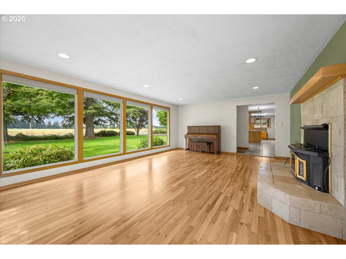 11623 Broadacres Road Northeast Hubbard, OR 97032 - Photo 18 of 48 a view of livingroom with furniture and a flat screen tv
