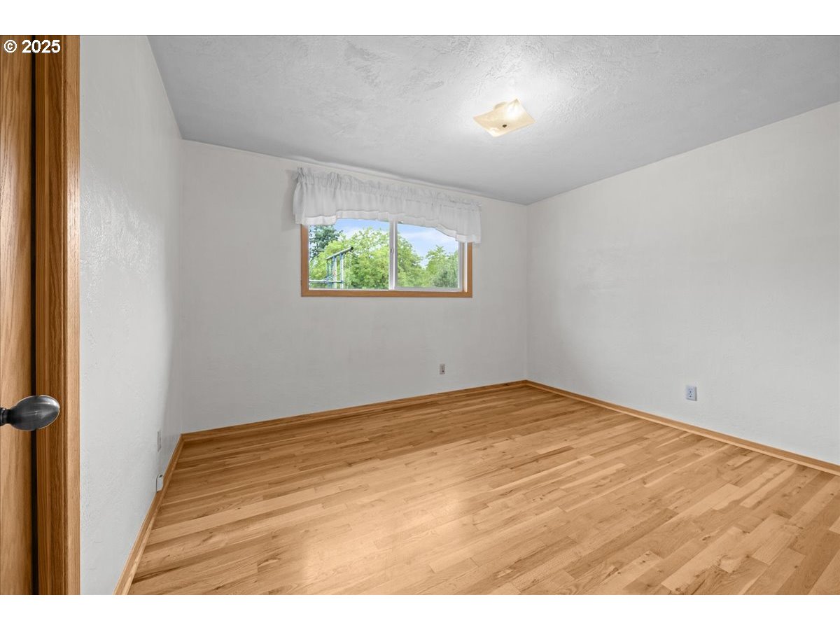 11623 Broadacres Road Northeast Hubbard, OR 97032 - Photo 25 of 48 a view of empty room with window