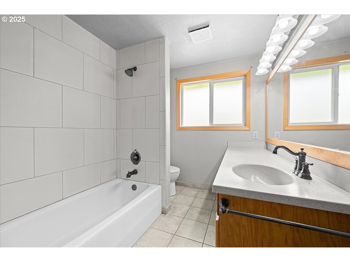 11623 Broadacres Road Northeast Hubbard, OR 97032 - Photo 27 of 48 a bathroom with a sink a bathtub a mirror a vanity and a shower