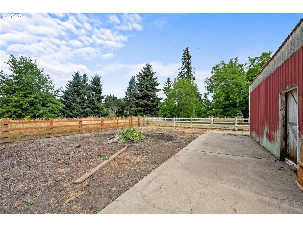 11623 Broadacres Road Northeast Hubbard, OR 97032 - Photo 38 of 48 a view of a backyard of the house