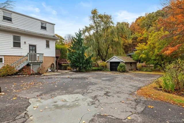 a view of a house with backyard and trees