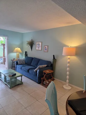 $158,000 | 1901 Indian River Boulevard, Unit B207, Vero Beach, FL 32960
