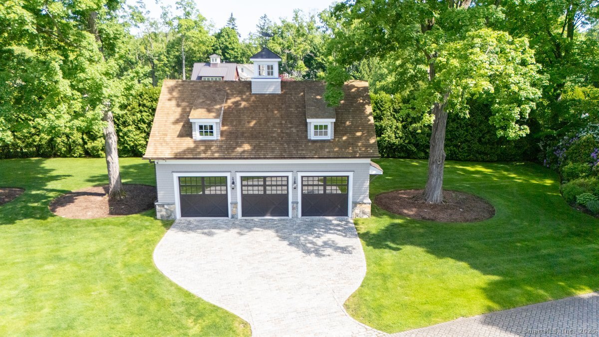 174 Branchville Road Ridgefield, CT 06877 - Photo 38 of 40 front view of a house with a yard
