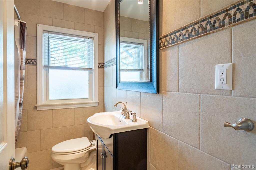 2119 Columbia Road Berkley, MI 48072 - Photo 18 of 39