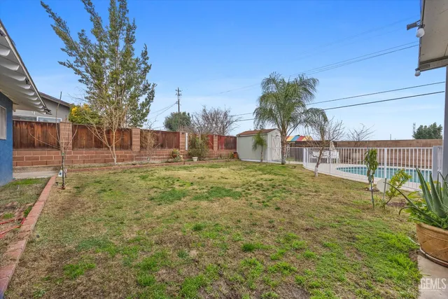 a view of yard with green space